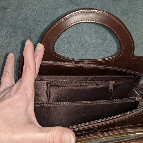 Vintage handbag 2 sides open w mirror and credit card holders. 2 inside pockets - Picture 3 of 5